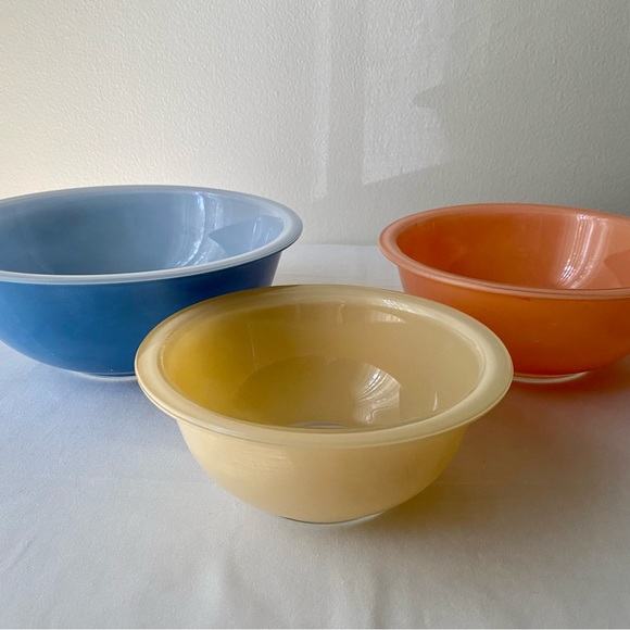 Vintage Pyrex Nesting Bowls Pastel Colors Clear Bottom, set of 3 - Picture 2 of 7